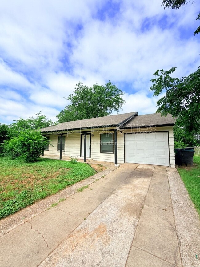 Building Photo - 827 Dunwoodie Dr