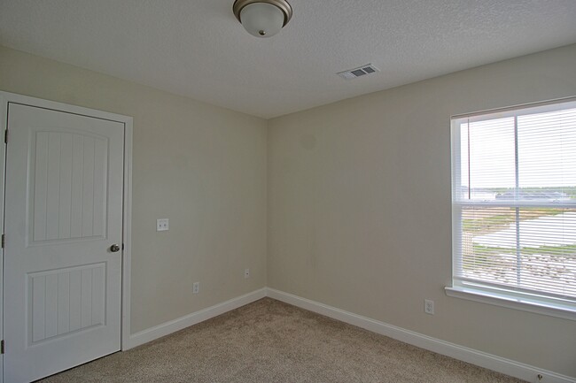 Building Photo - 180 Mcclelland Lp NE