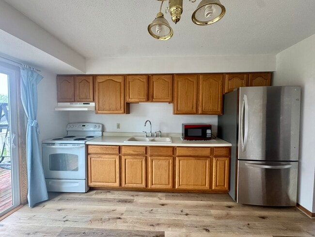 Building Photo - 5556 N Thornwood Ave