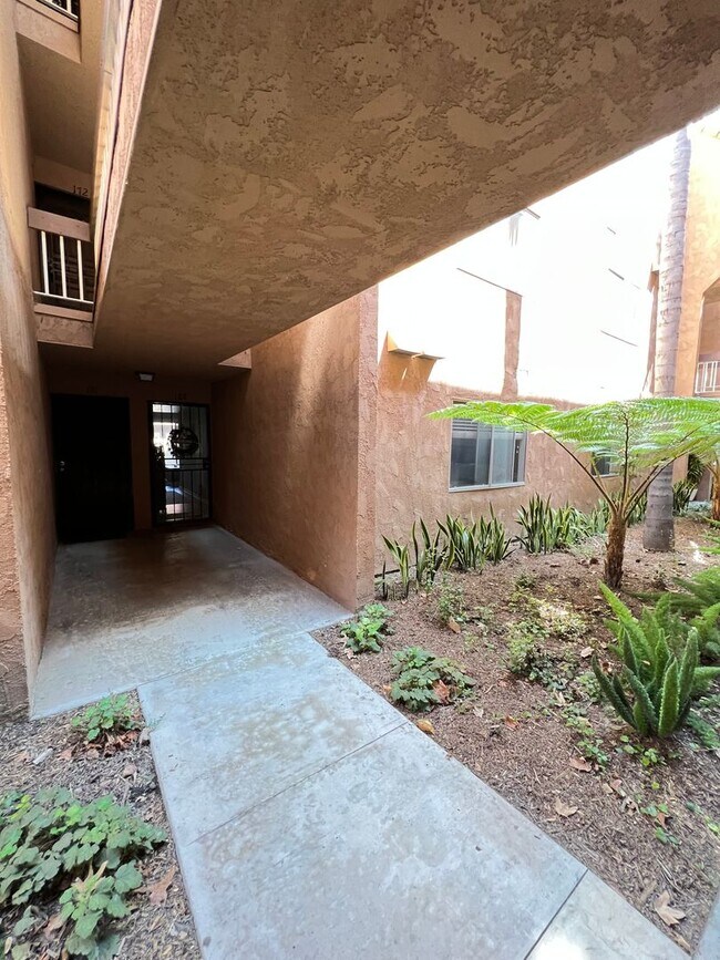 Building Photo - Amazing 1 Bedroom Huntington Beach Condo in Gated Community