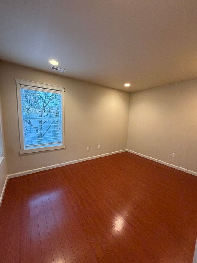 Building Photo - 1204 Burnside Pl