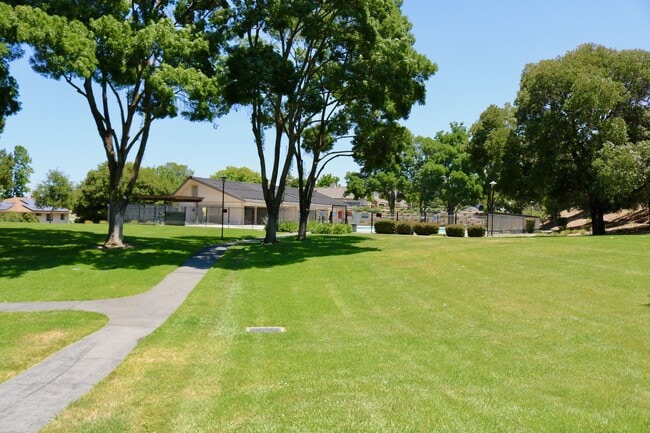 Building Photo - SOLAR POWERED 3 Bedroom 2 bath with large ...