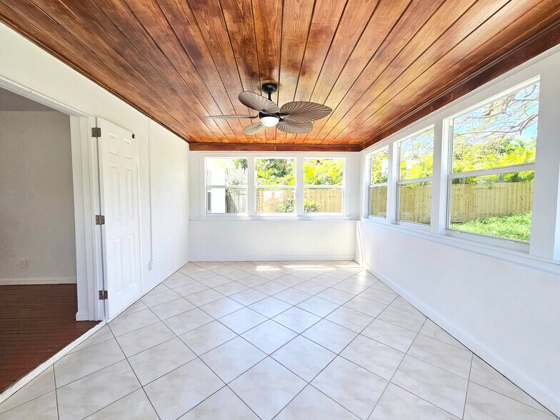 Building Photo - 811 N B St