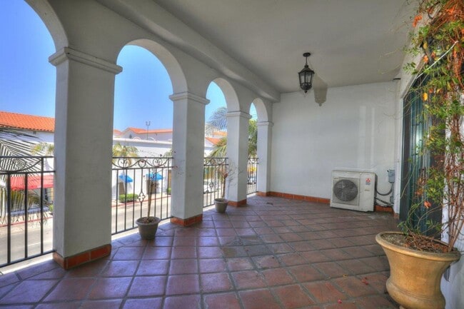 Building Photo - Downtown Luxury One Bedroom with Private Garage