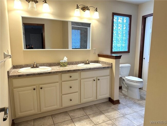 Building Photo - 8047 Laurel Park Ln