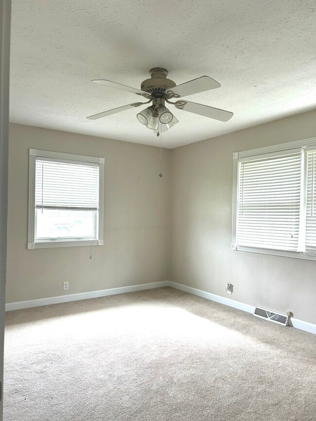 Building Photo - 1402 Lakeview Dr