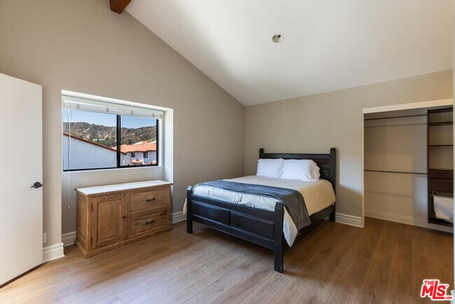 Building Photo - 1541 Palisades Dr