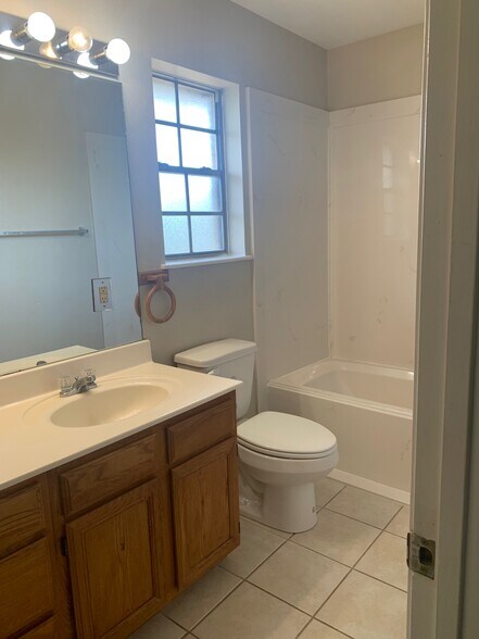 Building Photo - 1205 Vinyard Ct