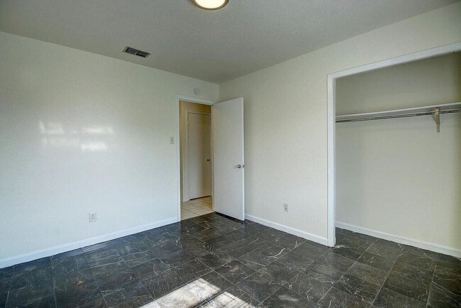 Building Photo - 2202 Saxony Dr