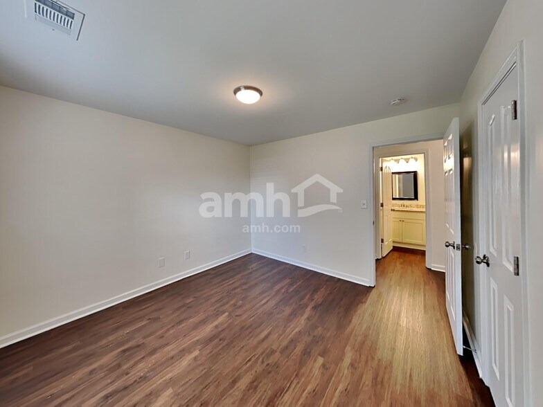 Building Photo - 4204 Birch Dr