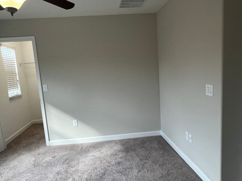 Building Photo - 923 Terra Vista St