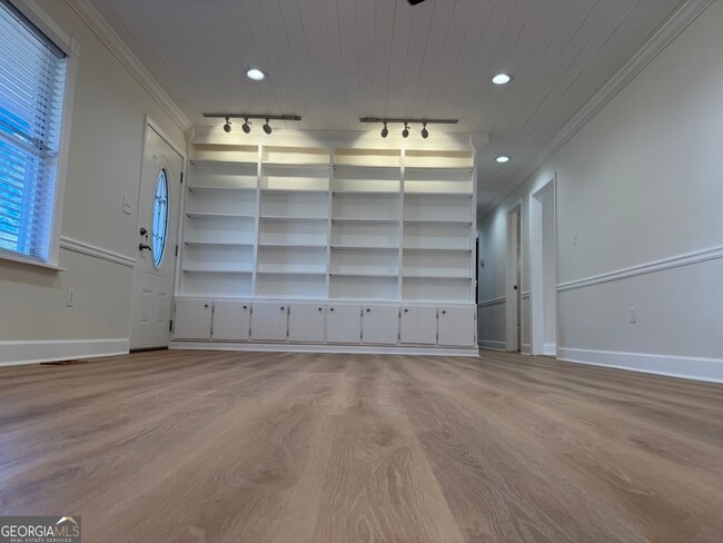 Building Photo - 305 Hillside Dr