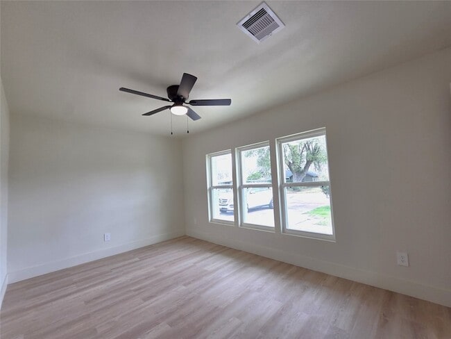 Building Photo - 4607 Englewood St