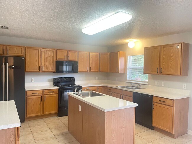 Building Photo - Beautiful 4 Bedroom, 3.5 Bath, 2 Car Garag...