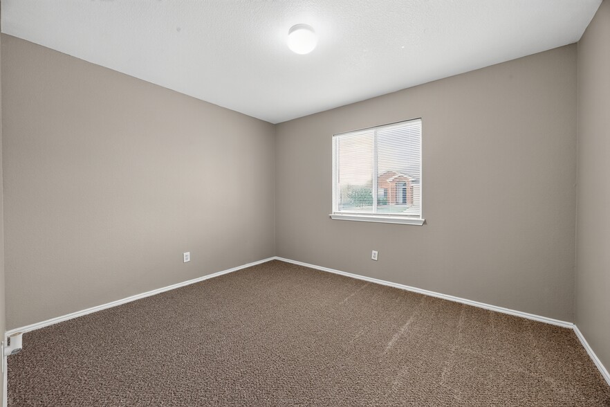 Building Photo - 1432 Oak Hollow Ln