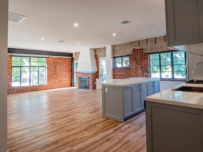 Building Photo - 5359 W Adams Blvd