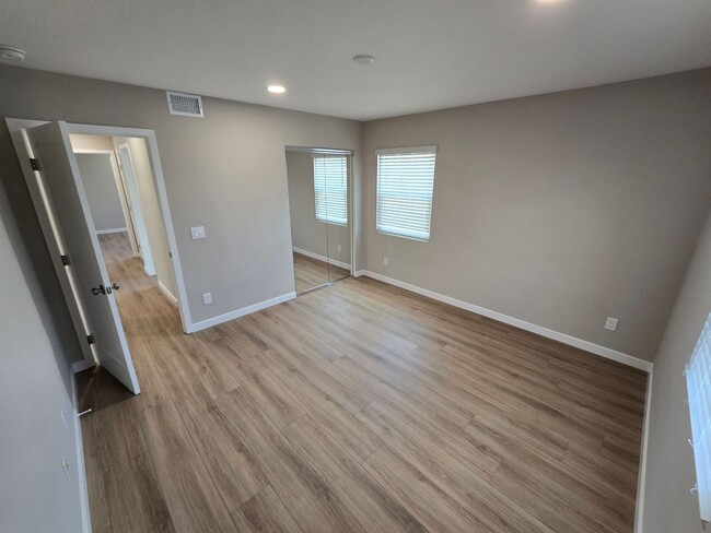 Building Photo - Fully renovated 4 bed 2 bath!