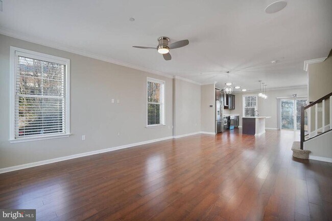 Building Photo - 412 Woodcrest Dr SE