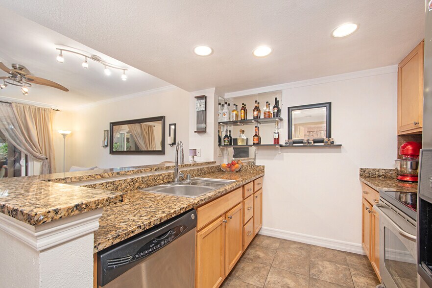 Building Photo - 15273 Maturin Dr