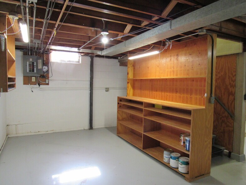 Building Photo - 1605 Broadlawn Ave