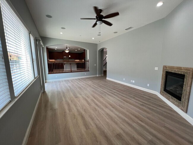Building Photo - Desirable and Spacious 5-Bedroom Home in Empire Ranch!