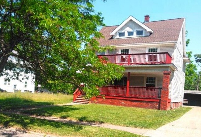 Beautifully updated & well-maintained triplex in central part of Cleveland Heights - 3327 Desota Ave