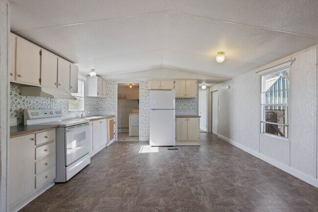 Building Photo - Large manufactured home