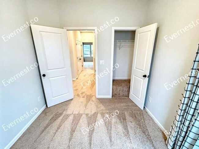 Building Photo - Spacious & Bright 3-Bedroom Townhome with ...
