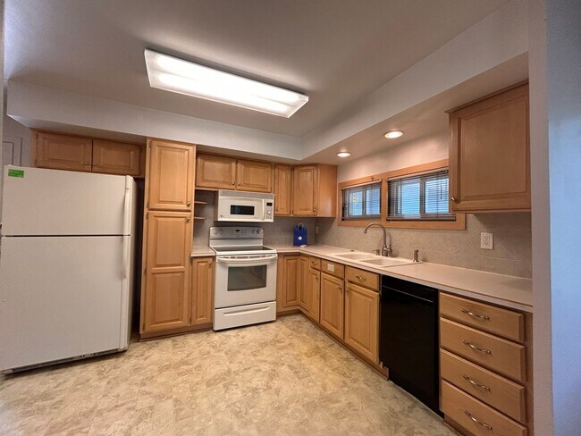 Building Photo - $0 DEPOSIT OPTION. 2 BEDROOM 1 BATH, XERISCAPED YARD CLOSE TO BELMAR, O'KANE PARK AND ST ANTHONY'S!