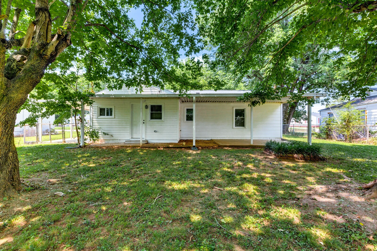 Building Photo - 1018 Fairway Dr NW