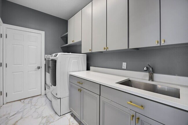 Building Photo - Fully Remodeled 5/4 Art Deco-Inspired Home...