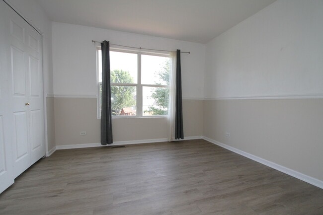 Building Photo - 24313 White Oak Dr