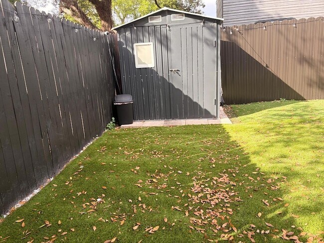 Building Photo - 1039 25th St