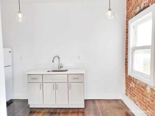 Building Photo - bedroom in Los Angeles CA 90038