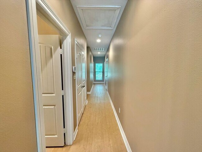 Building Photo - 4 Bedroom 3.5 Bath Duplex in East Tyler!