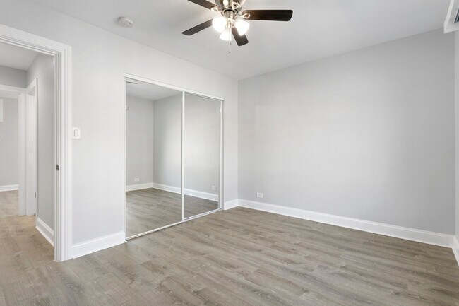 Building Photo - 7630 N Eastlake Terrace