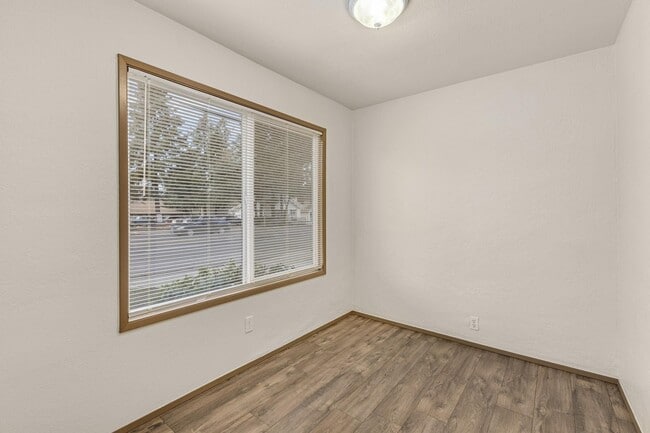 Building Photo - Spacious 2bedroom 1 bath in well maintained 4 Plex!