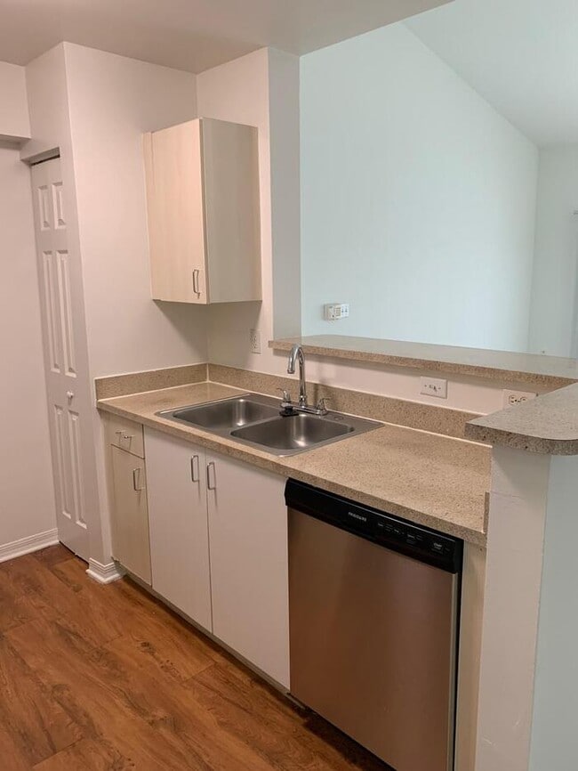 Building Photo - Cozi, breezy condo unit.