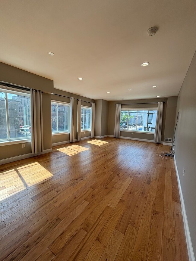 Building Photo - Gorgeous 4 Bedroom house with Three Roof-D...