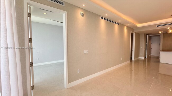 Building Photo - 15701 Collins Ave