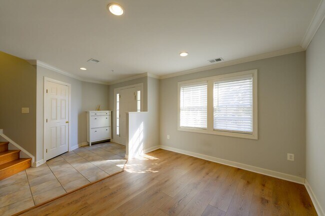 Building Photo - Luxury Living in the Villages of Urbana