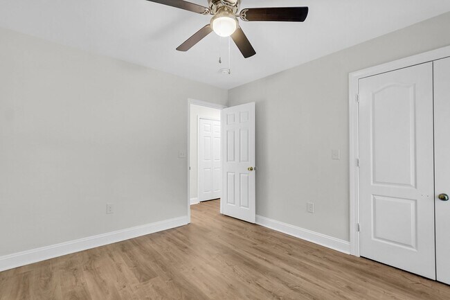 Building Photo - Beautiful 3/2 located in Central Mount Pleasant!