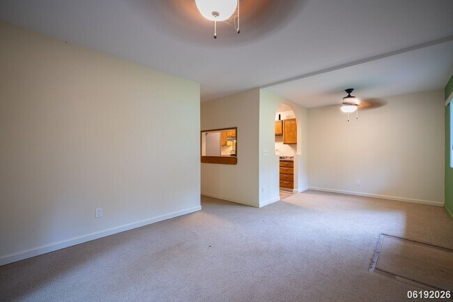 Building Photo - $2,800/ 2 Bed/ 1 Bath/ 2 Parking Hidden in the Heights - Your Private Green Escape on O'ahu