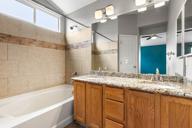 Building Photo - Large House in Parkview Highlands!