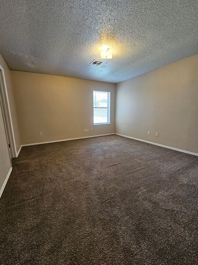Building Photo - (2) Bed/(2) Bath Duplex Avail NOW! Small Pet Negotiable!