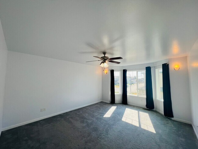 Building Photo - 4 Bedroom 2.5 Bathroom Home w/ Garage In Ferndale!