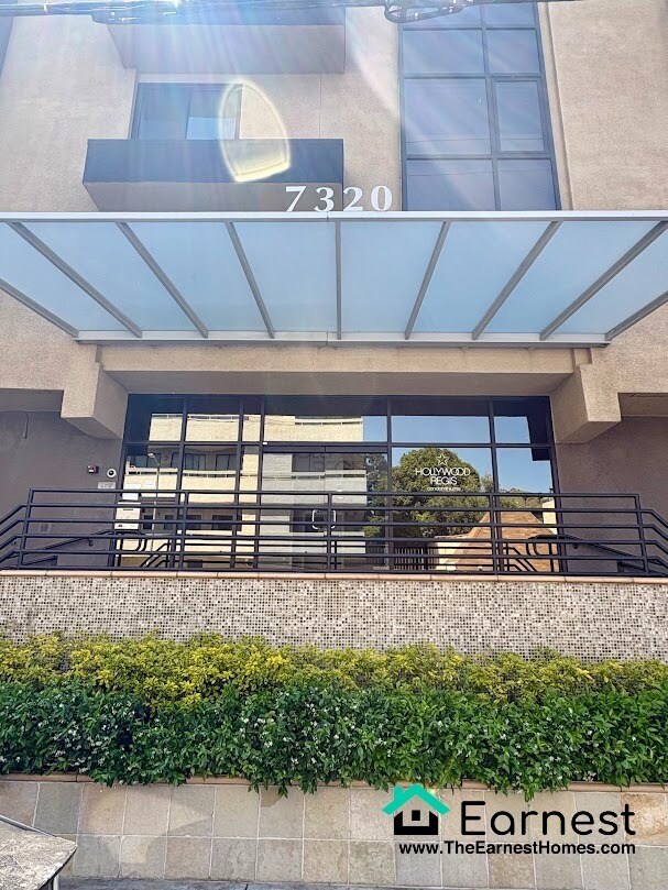 Building Photo - Spacious and Unique Ground-Floor 2BD/2BA U...