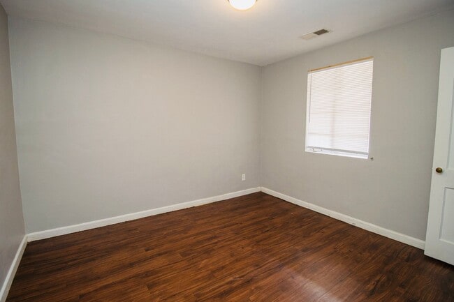 Building Photo - Bright & Convenient 2 Bedroom, 1 Bath in West Columbia