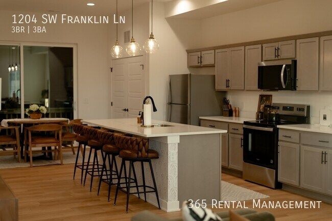 Building Photo - 1204 SW Franklin Dr