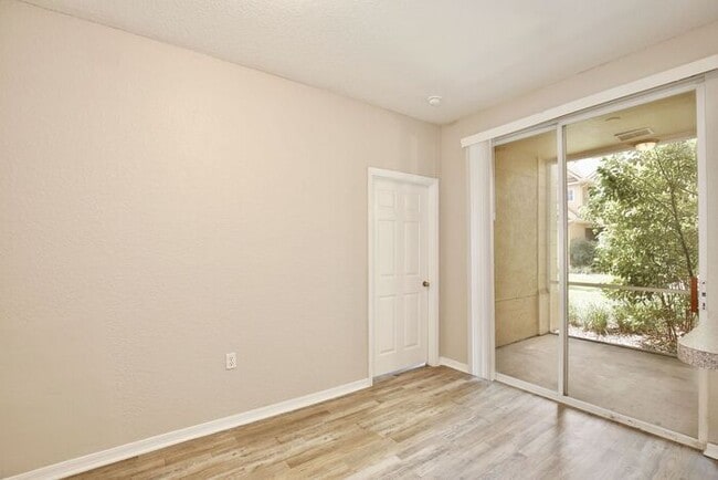 Building Photo - Perfect 2/2 Split Floorplan Condo with Washer/Dryer in Lovely Crescent Place at Lake Lotus Condom...